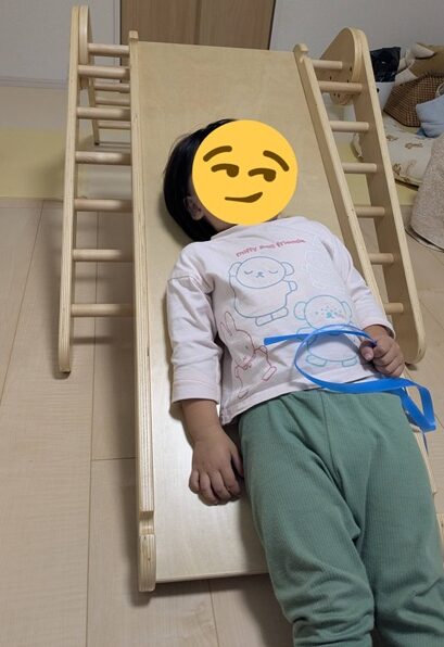 すべり台に寝そべっている子