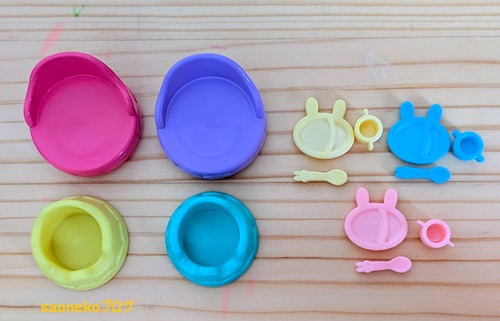 おひさまほいくえんのイスとそれより小さい食器セット